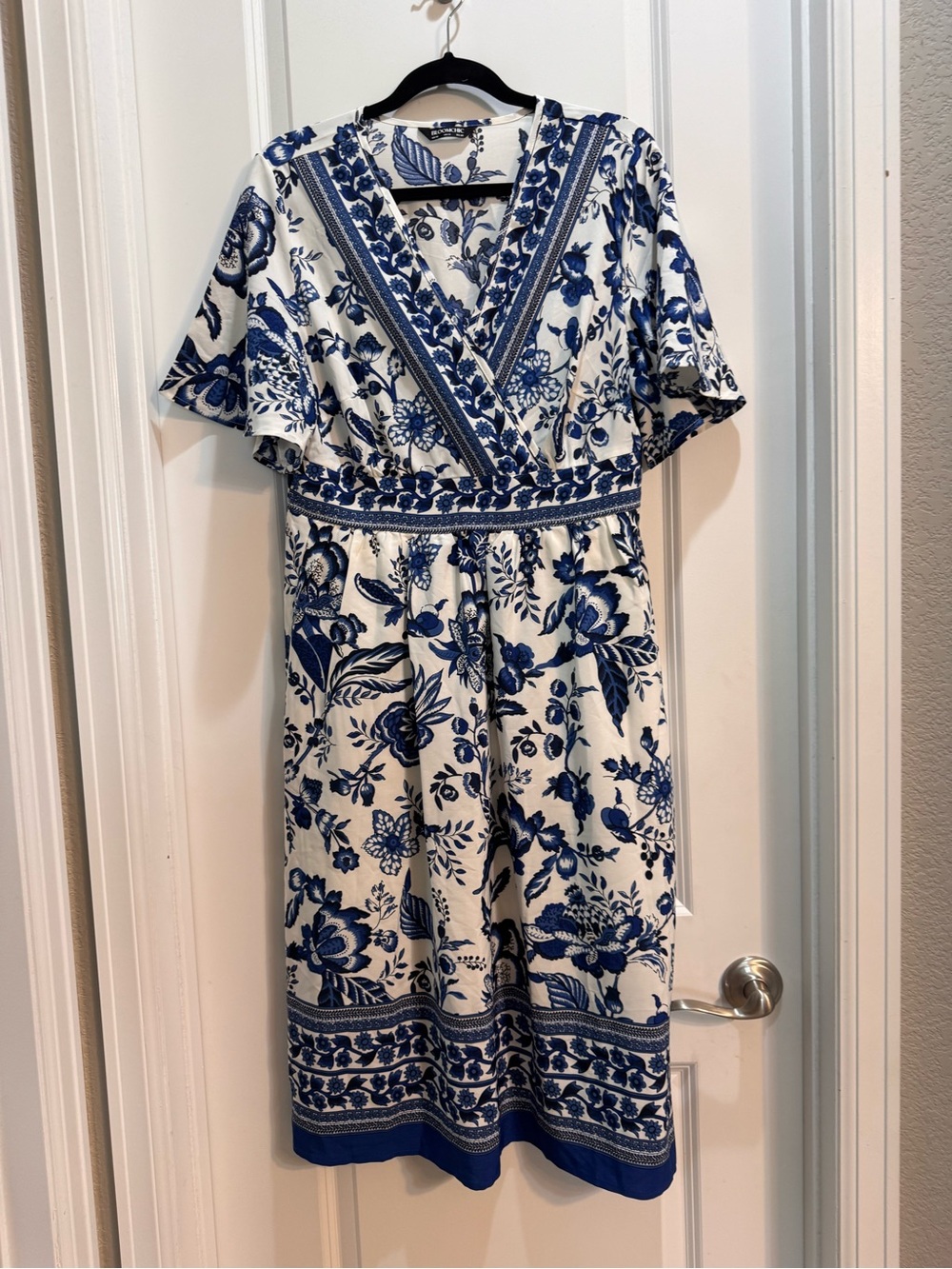 Bloomchic White/blue Floral Boho Dress Sz 10 Vneck Flutter Sleeve Slide Pocket